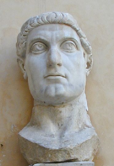 Konstantin Veliki, glava nekadašnje kolosalne mermerne skulpture izrađene nakon 312. u čast pobede nad Maksencijem. Danas se nalazi u muzeju Kapitolini, u Rimu