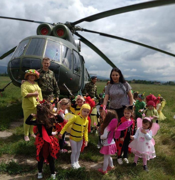 Deca iz vrtića Zeka u poseti vojnog aerodroma u Medoševcu